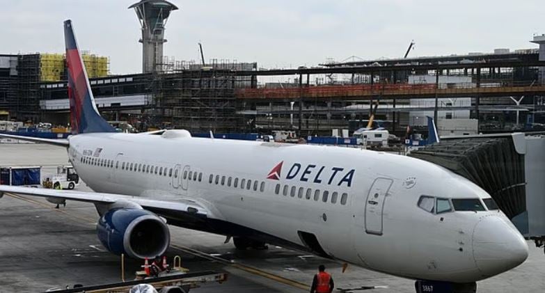 Moment tronditës, agjentët federalë ‘sulmojnë kabinën’ dhe arrestojnë pilotin e një avioni Delta