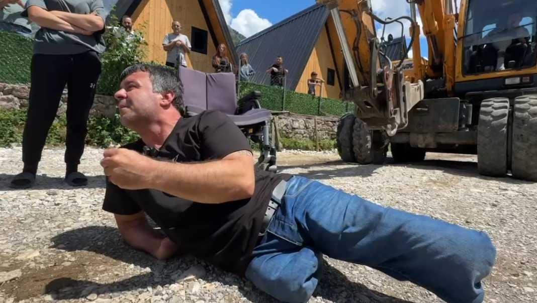 “Mos mi prishni shtëpitë”/ Banori me aftësi të kufizuara futet nën fadromë në Theth