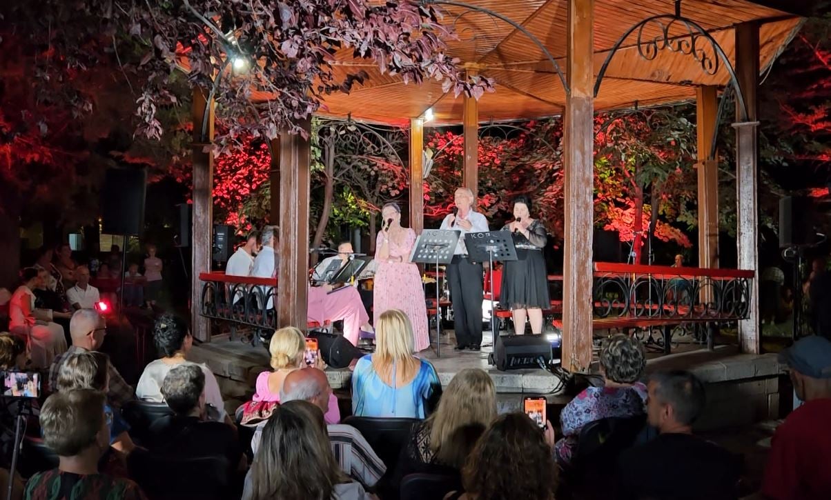 Nata e serenatave! Pjesë e MIK Festival në Korçë, interpretimet e artistëve korçarë