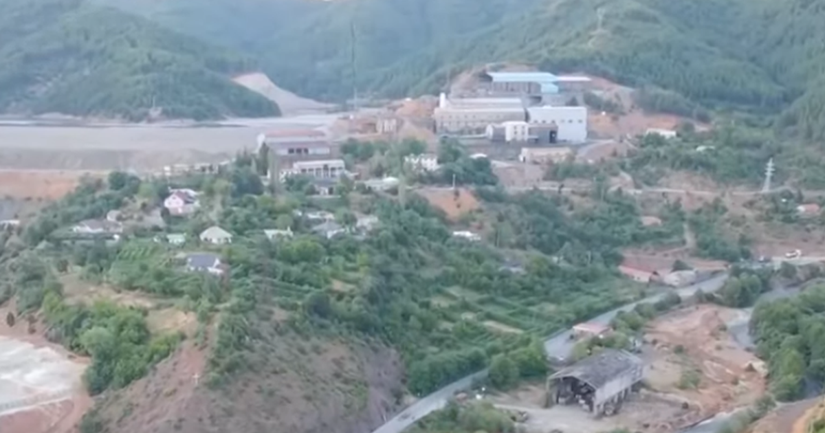 Ndotje alarmante në lumin Fan! Ber Alb derdh shkarkimet e fabrikës së bakrit, para tre muajsh u gjobit me 10 mln lekë