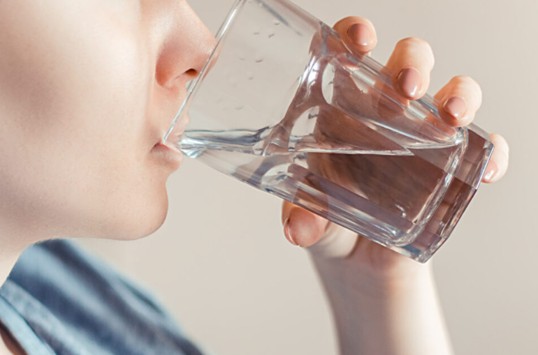 Në çfarë ore duhet të pini ujë për përfitimet më të mira shëndetësore?