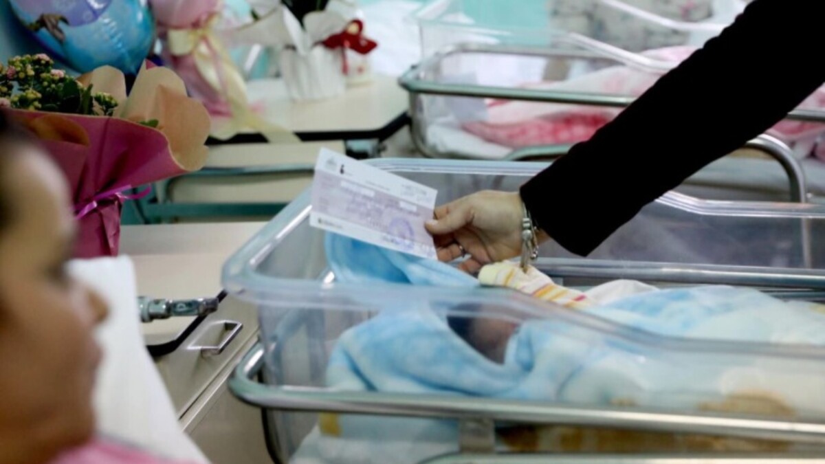 Nga 2026 nuk do ketë më “çek bebe”/ Qeveria e zëvendëson me pagesë mujore deri në moshën…