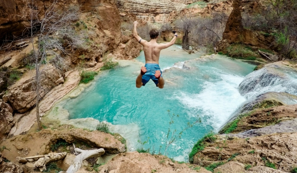 Nga çfarë lartësie hedhja në ujë mund të bëhet vdekjeprurëse