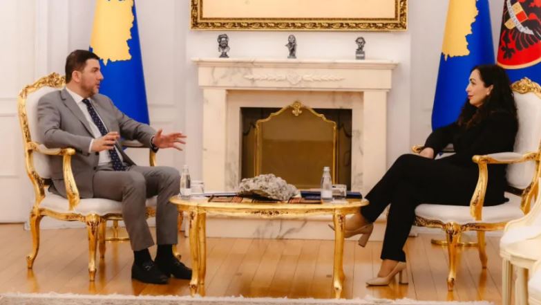 Ngërçi politik në Kosovë/Presidentja Osmani pret krerët e partive, Krasniqi: LVV-në e çojmë në Kushtetuese, ja shkeljet