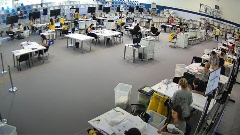 Nis rinumërimi i votave të Durrësit, hapen 11 nga 290 kuti, reflektohen gabimet e para! Në ‘sitë’ edhe diaspora