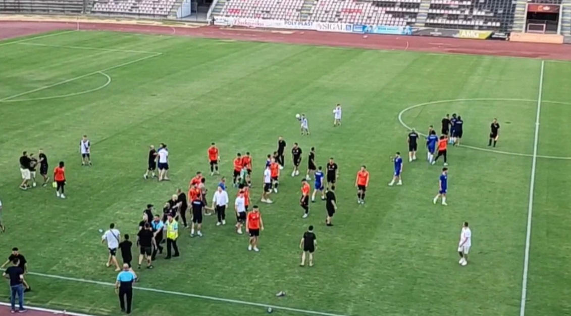 Nisi si miqësore, përfundoi si luftë! Plas grushti në futbollin shqiptar, në fushë futen edhe tifozët