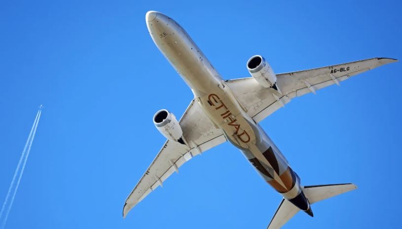 Një aeroplan Boeing me destinacion Indinë kthehet mbrapsht në ajër