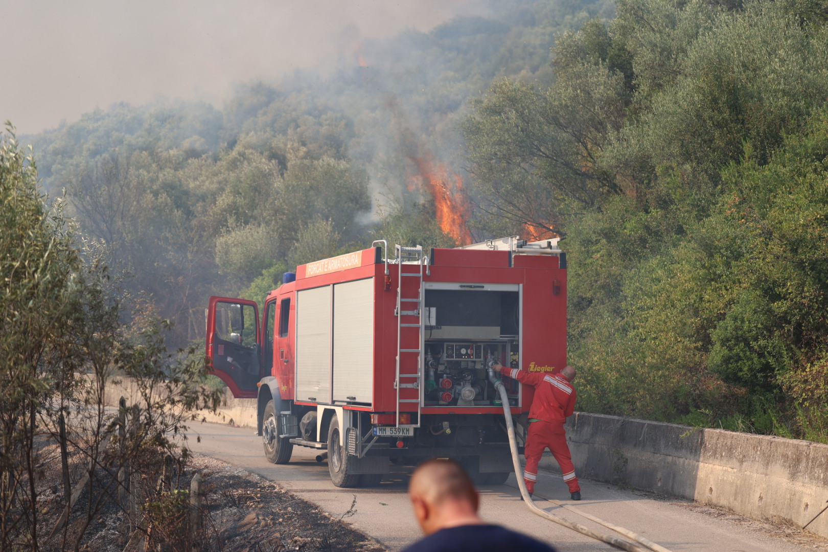 Një ditë pas zjarrit, rikthehet energjia elektrike në fshatrat e Delvinës