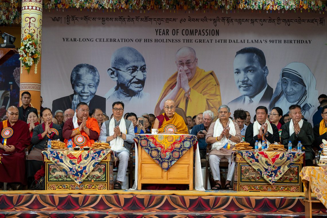 Një jetë në shërbim të dhembshurisë, Dalai Lama feston 90-vjetorin mes tibetianëve në mërgim