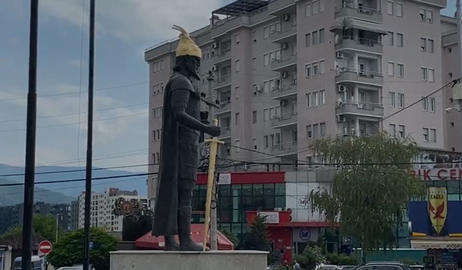 Një tjetër akt vandal ndaj simboleve kombëtare në Kosovë, dëmtohet shtatorja e Gjergj Kastriotit Skënderbeut në Prizren