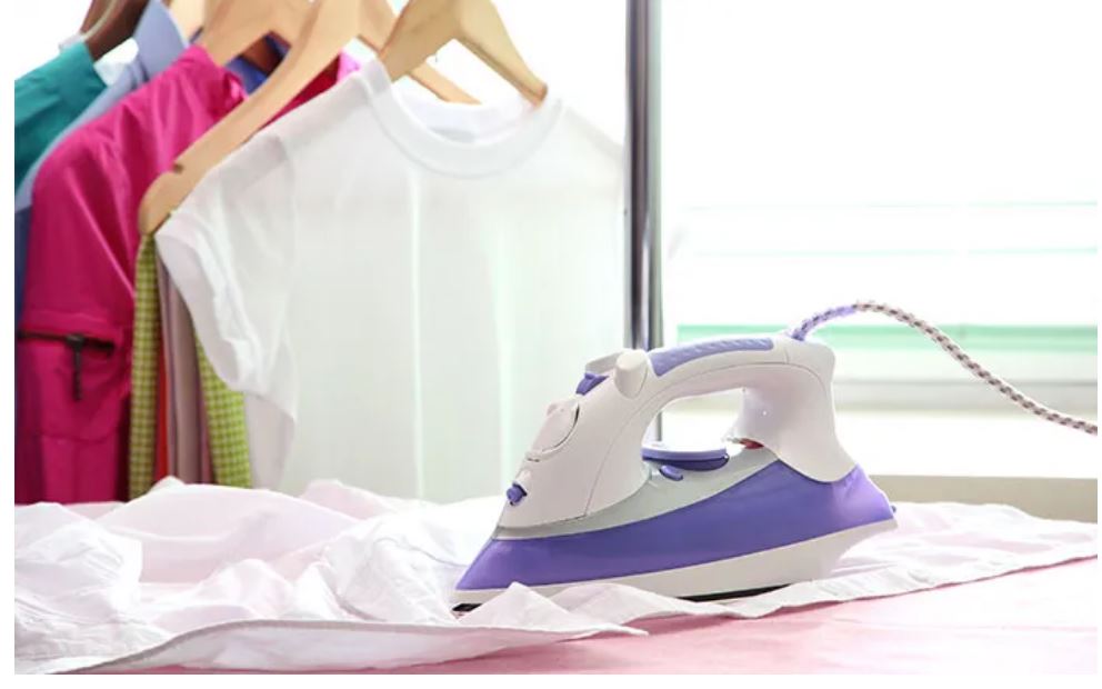 Nuk keni hekur gjatë pushimeve? Këto metoda të thjeshta do t’ju ndihmojnë të hiqni rrudhat nga rrobat