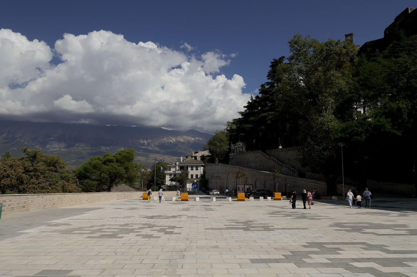 Nuk lëvizi makinën e parkuar gabim, policia procedon penalisht shoferin në Gjirokastër