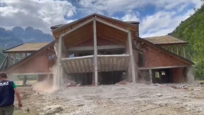 Nuk ndalen shembjet në Theth/ IKMT prish objektin 3-katësh, radhën e kanë edhe 6 ndërtesa