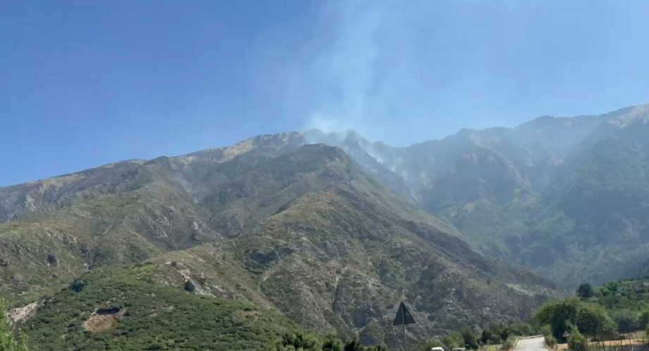 Nuk ndalet zjarri në Dukat, flakët rrezikojnë Parkun e Llogarasë