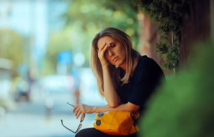 Nxehtësia ekstreme dhe pasojat psikologjike, mjeku: Trupi zhvillon ankth dhe agresivitet, të moshuarit kanë frikë nga izolimi