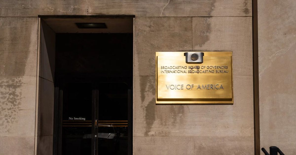 NYTimes: Gjykatësi qorton zyrtarët e Trump për mbylljen e “Voice of America”