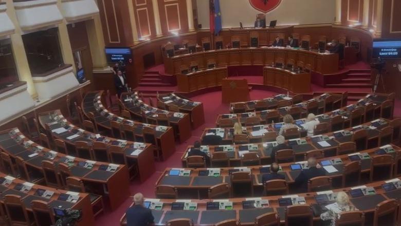 Opozita braktis seancën plenare, asnjë deputet në sallë, ironizon Balla: Ora 5 e mirë për gjumë