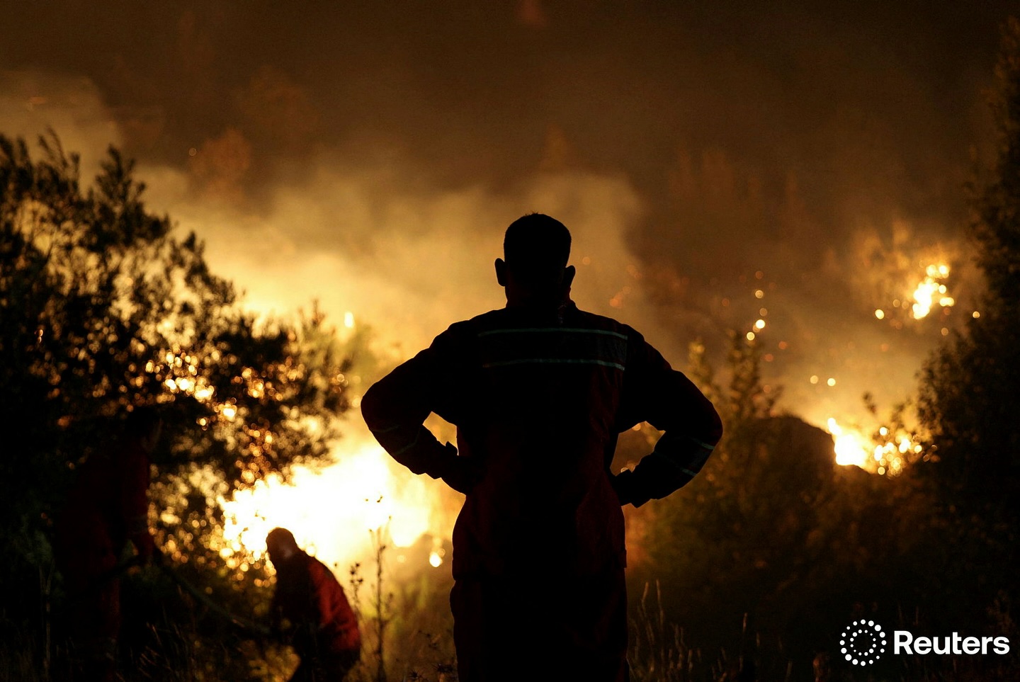Orë dramatike në Delvinë, Reuters sjell imazhe nga lufta me zjarrin (FOTO)