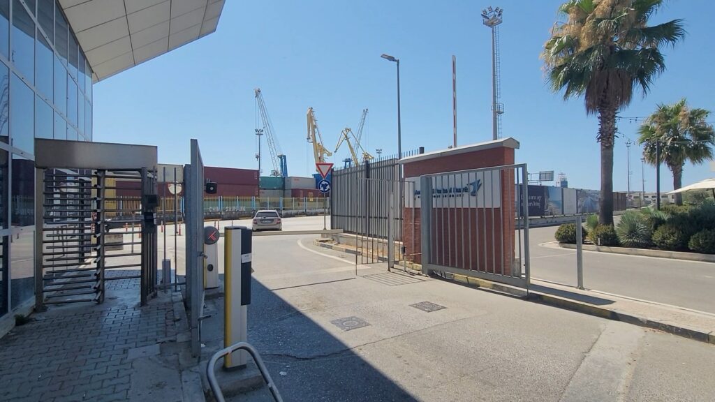 “Pa bukë e ujë…”, 9 marinarë të huaj prej muajsh të bllokuar në Portin e Durrësit