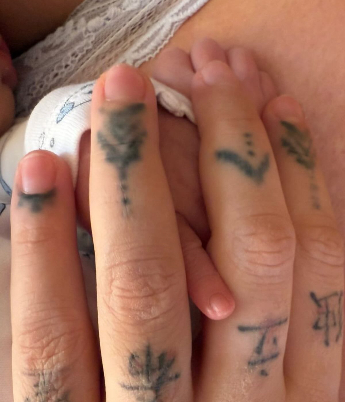 Pak ditë pasi u bë nënë, reagon Dafina Zeqiri: Jam shumë e emocionuar