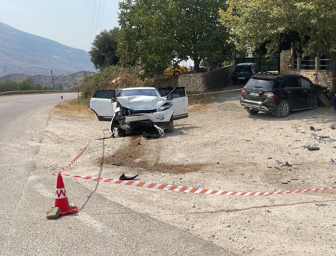 Pamje nga aksidenti tragjik në Memaliaj, humb jetën fëmija 7 vjeç, si ndodhi përplasja me makinën e ukrainasit (FOTO)