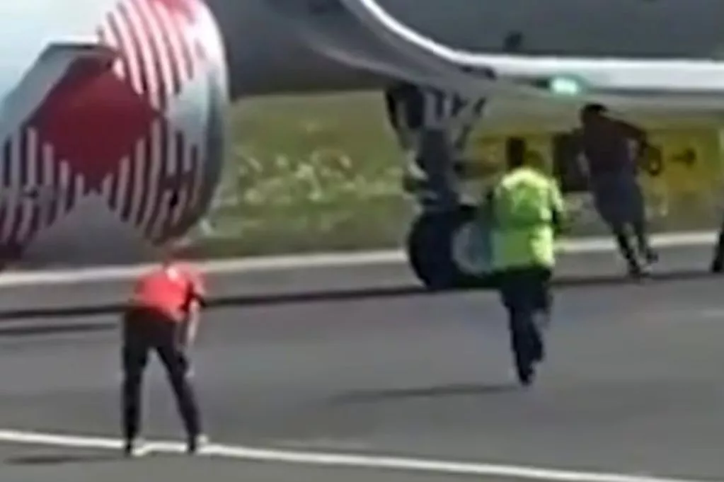 Pamjet e rënda/ Momenti kur 35-vjeçari thithet nga motori i avionit në aeroportin e Bergamos