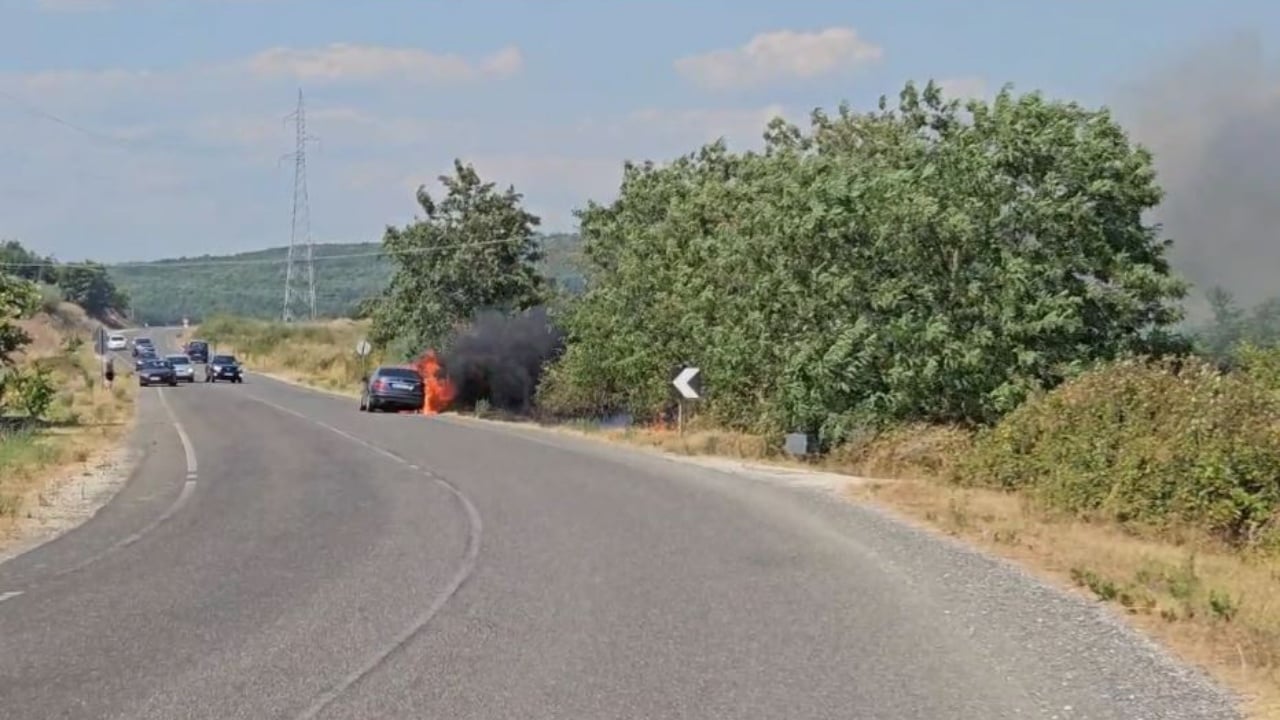Panik për familjen me pesë anëtarë në aksin në Belsh-Kuçovë, shpërthen në flakë makina që udhëtonin