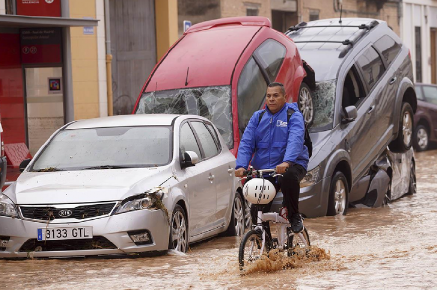 Paradoks në Spanjë/ Jugu digjet në 40°C, veriu përmbytet nga shirat, alarm në 25 provinca