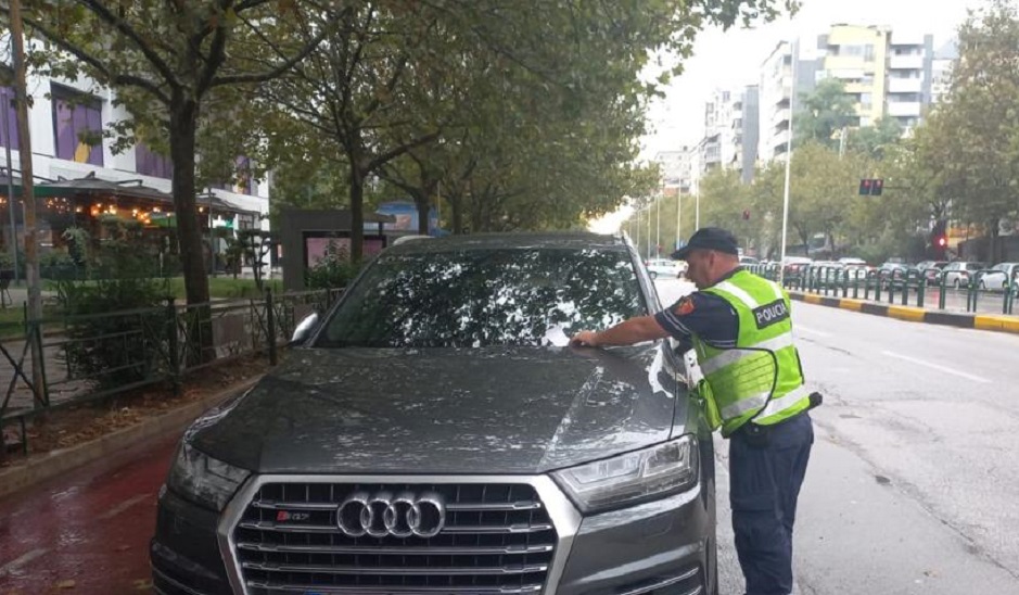 Parkimi i dyfishtë, policia masa të ashpra deri në burg