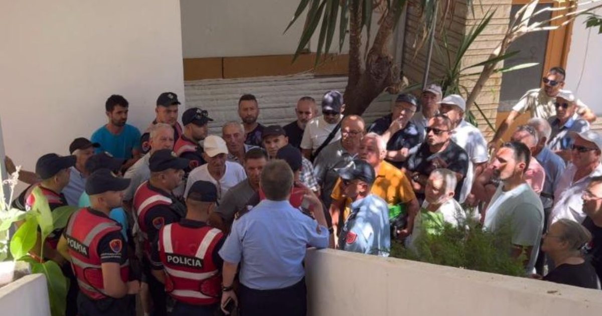 Parku fotovoltaik në Nivicë/ Banorët s’lejohen të futen Bashkinë e Sarandës, opozita bashkon votat me PS