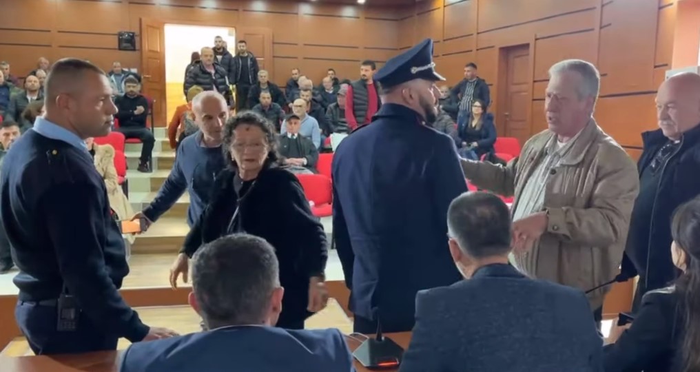 Parku fotovoltaik rikthehet në rend dite – Banorët kundërshtojnë ndërtimin në tokën që e pretendojnë pronë