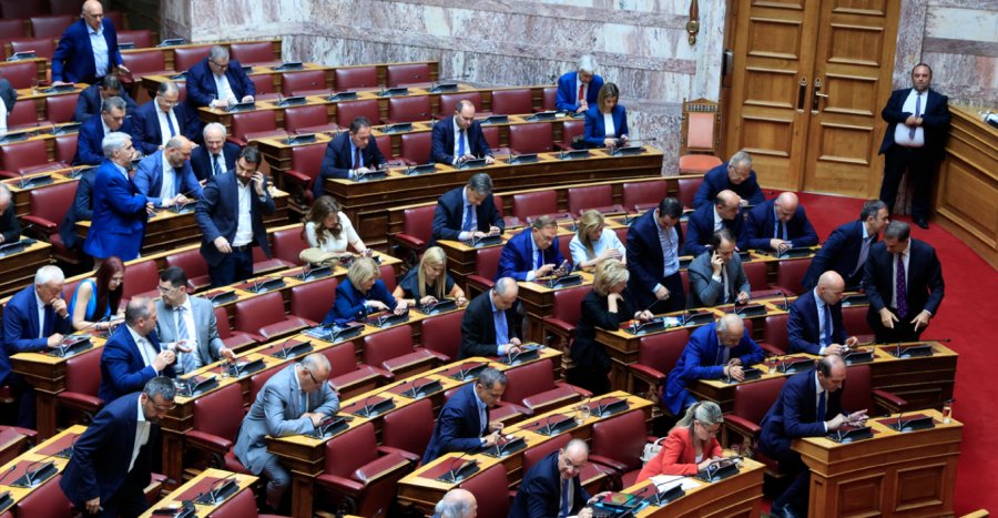 Parlamenti grek miraton amendamentin për pezullimin e kërkesave të emigrantëve për azili për tre muaj