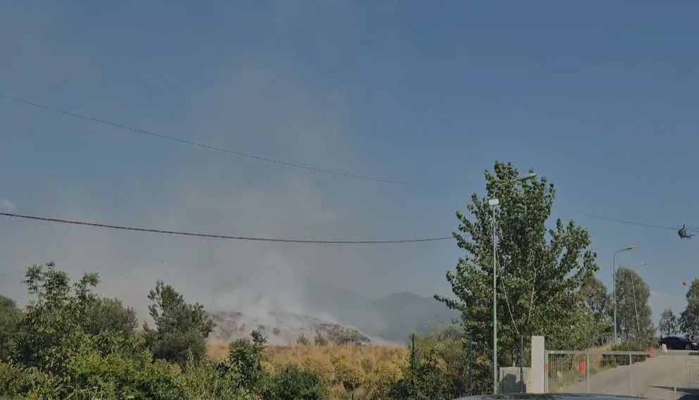 Pas 72 orësh, nis ndërhyrja nga ajri për fikjen e zjarrit në landfillin e Elbasanit, ministri Vengu: Duhen zgjidhje afatgjata