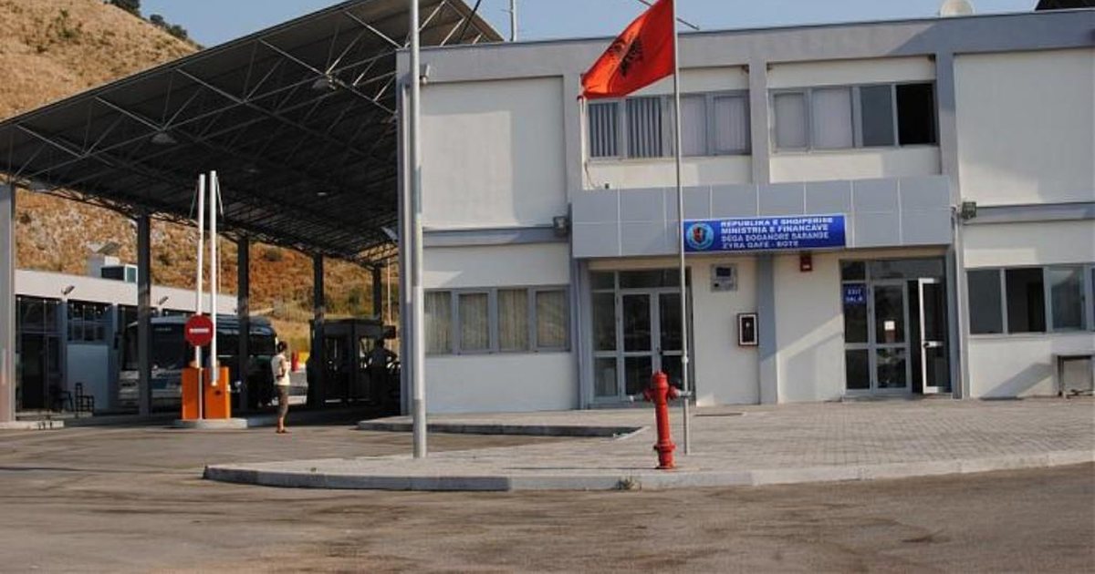 Pas arrestimit të doganierëve, shqiptarët nuk kalojnë dot kufirin, mbyllet sërish dogana e Qafë Botës