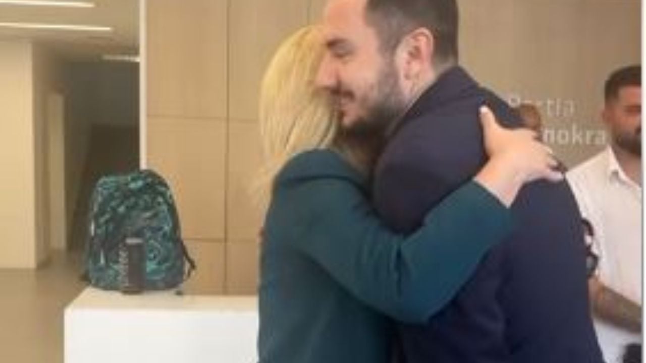 Pas lirimit nga burgu, Salianji mbërrin në selinë e PD! Pritet me përqafime nga kolegët demokratë