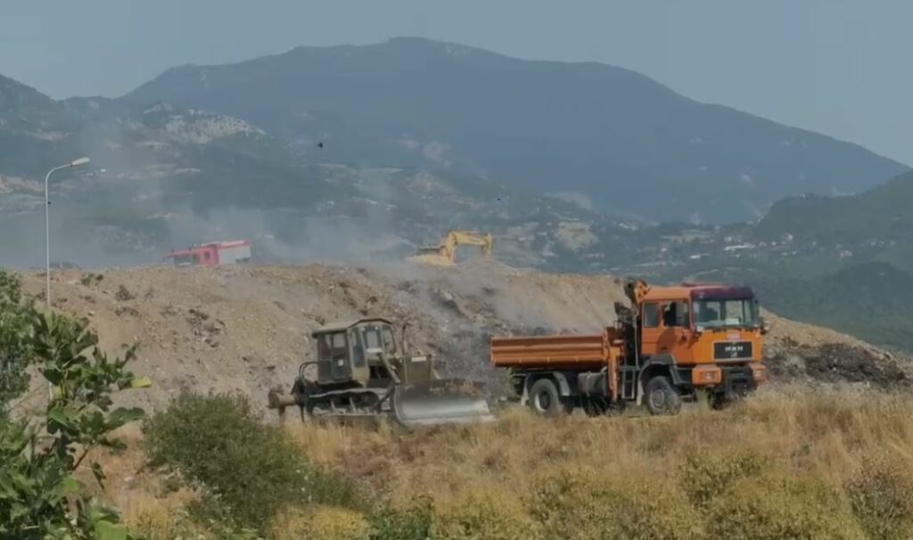 Pas pesë ditësh në përballje të vazhdueshme me flakët, shuhet zjarri te mbetjet në Elbasan