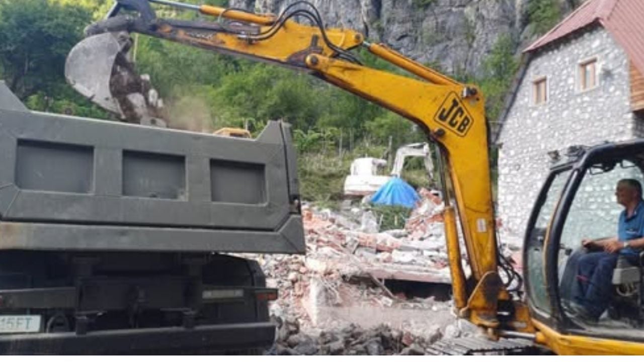 Pas prishjes së ndërtimeve pa leje, nis pastrimi i inerteve në Theth! Rama: Do hiqet çdo mbetje e objekteve që u bënë në dhunim ekstrem të ligjit