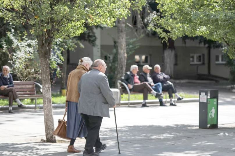 Pension i 13-të dhe rritje më e madhe për ata që marrin më pak, ekspertët e ekonomisë shpjegojnë si do rriten pensionet