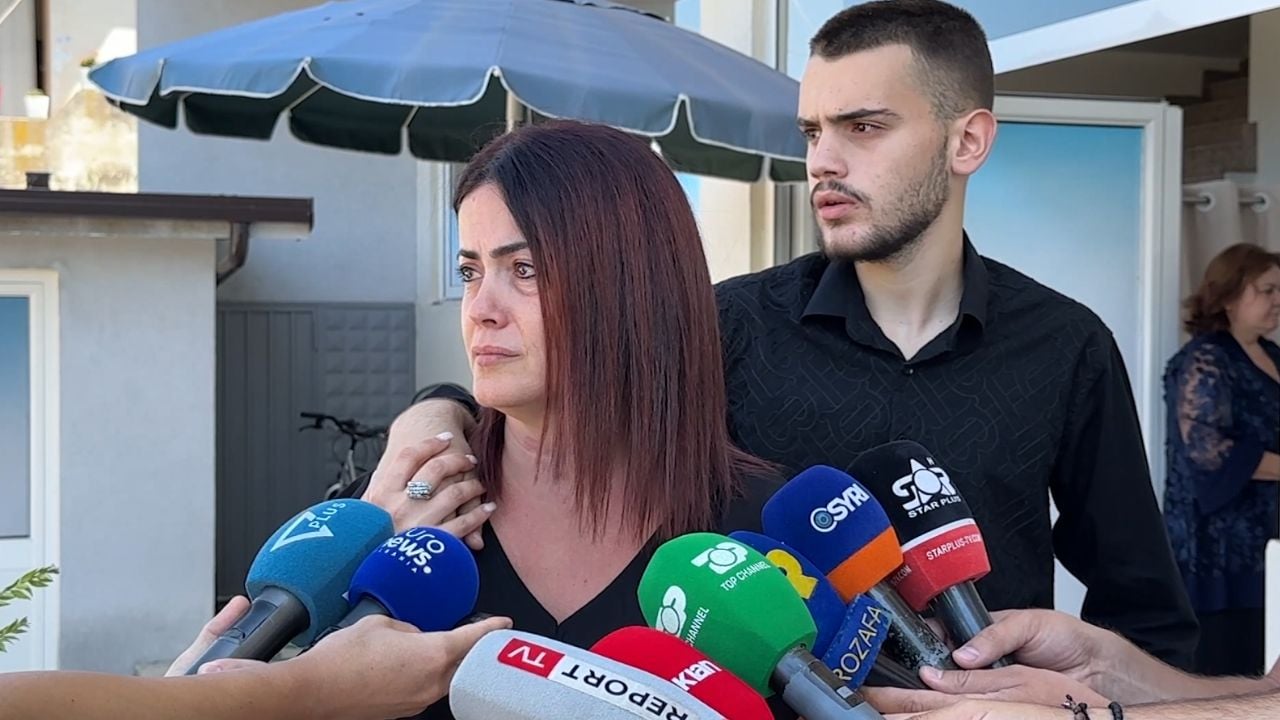 Përcillet në banesën e fundit Arben Anamali! Bashkëshortja e heroit: Dhimbje shumë e madhe për ne