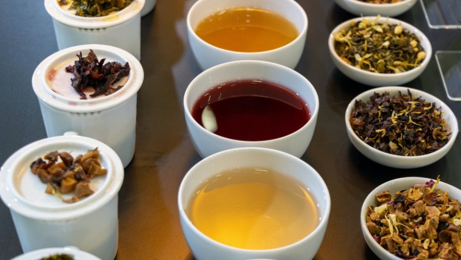 Përfitimet nga çaji gjatë verës dhe llojet që duhen preferuar