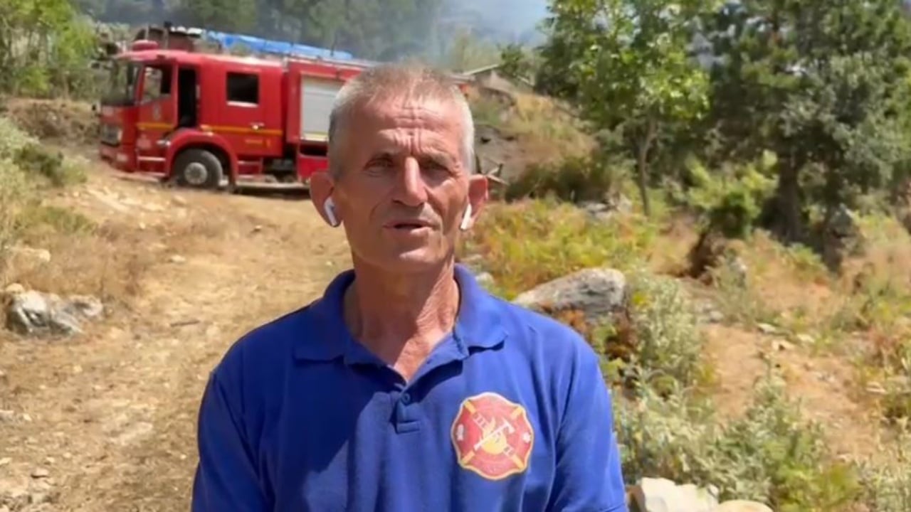 Përfundoi në spital pasi u asfiksua nga tymi, shefi i zjarrfikësve të Vlorës rikthehet në terren