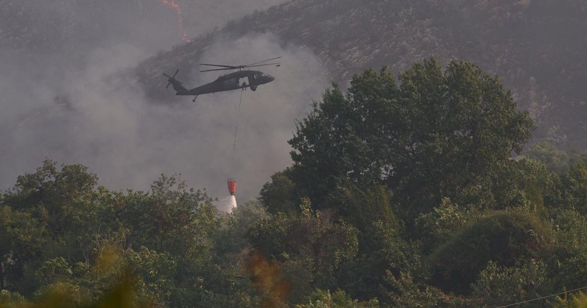 Përkeqësohet situata me zjarrin në Kalasë, ndërhyn nga ajri helikopteri