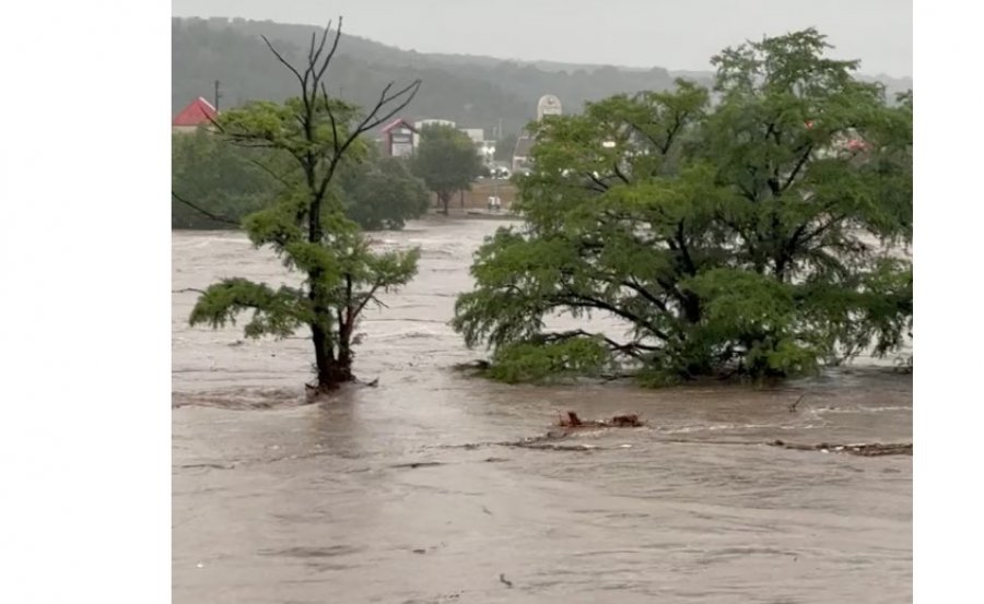 Përmbytje vdekjeprurëse në Teksas: Fëmijë të zhdukur dhe gjashtë viktima të konfirmuara nga stuhitë