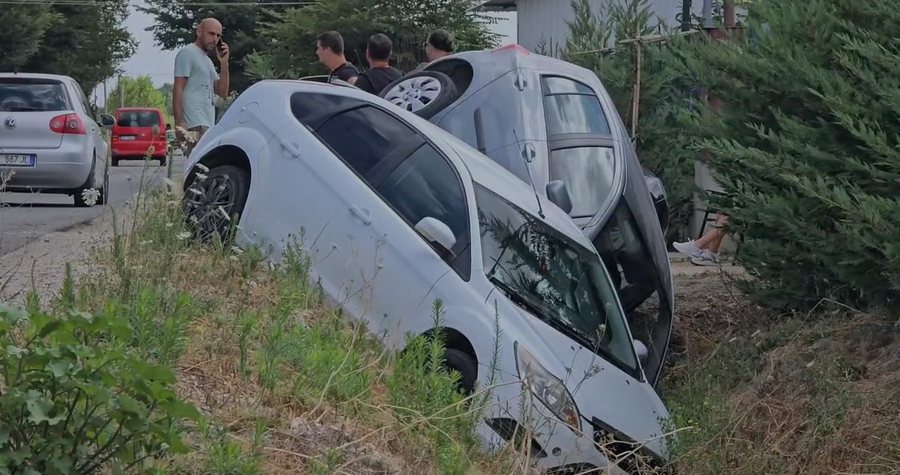 Përplasen dy automjete në aksin Fier–Berat, përfundojnë në kanal, detajet e para