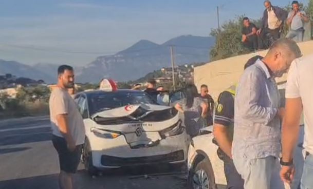 Përplasje e fortë e dy makinave ‘kokë më kokë’/ Raportohen të plagosur, ja dyshimet e para rreth ngjarjes