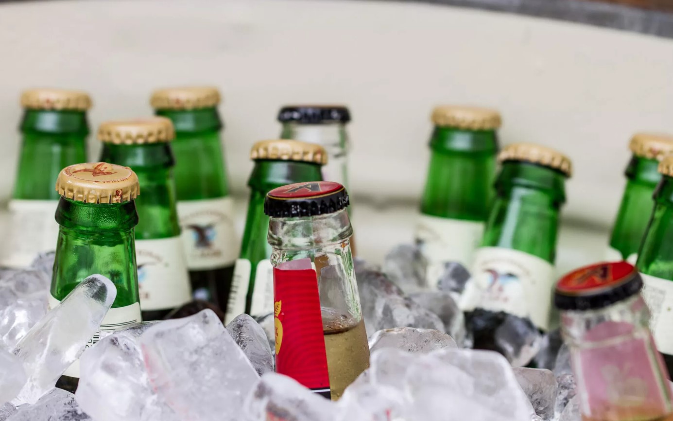 Pijet e freskëta gjatë ditëve të nxehta të verës, “truku magjik” që ftoh birrat për pak minuta