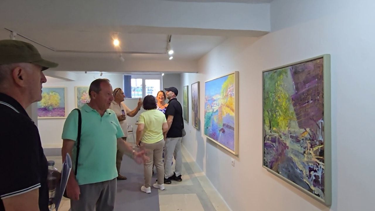 Piktura frymëzuar nga deti, ekspozita e piktorit Gjergj meta në galerinë “Arta Saranda”