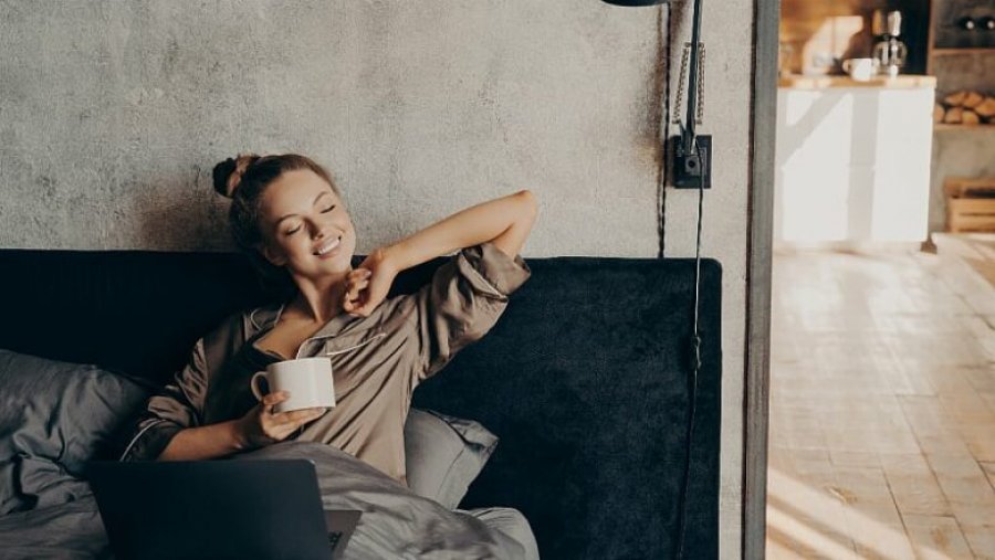 Pirja e këtyre pijeve para gjumit mund t’ju ndihmojë të humbni peshë natyrshëm