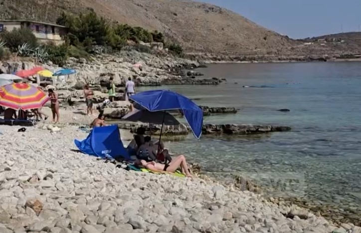 Plazhet e jugut magjepsin të huajt/ Fundi i korrikut me fluks pushuesish