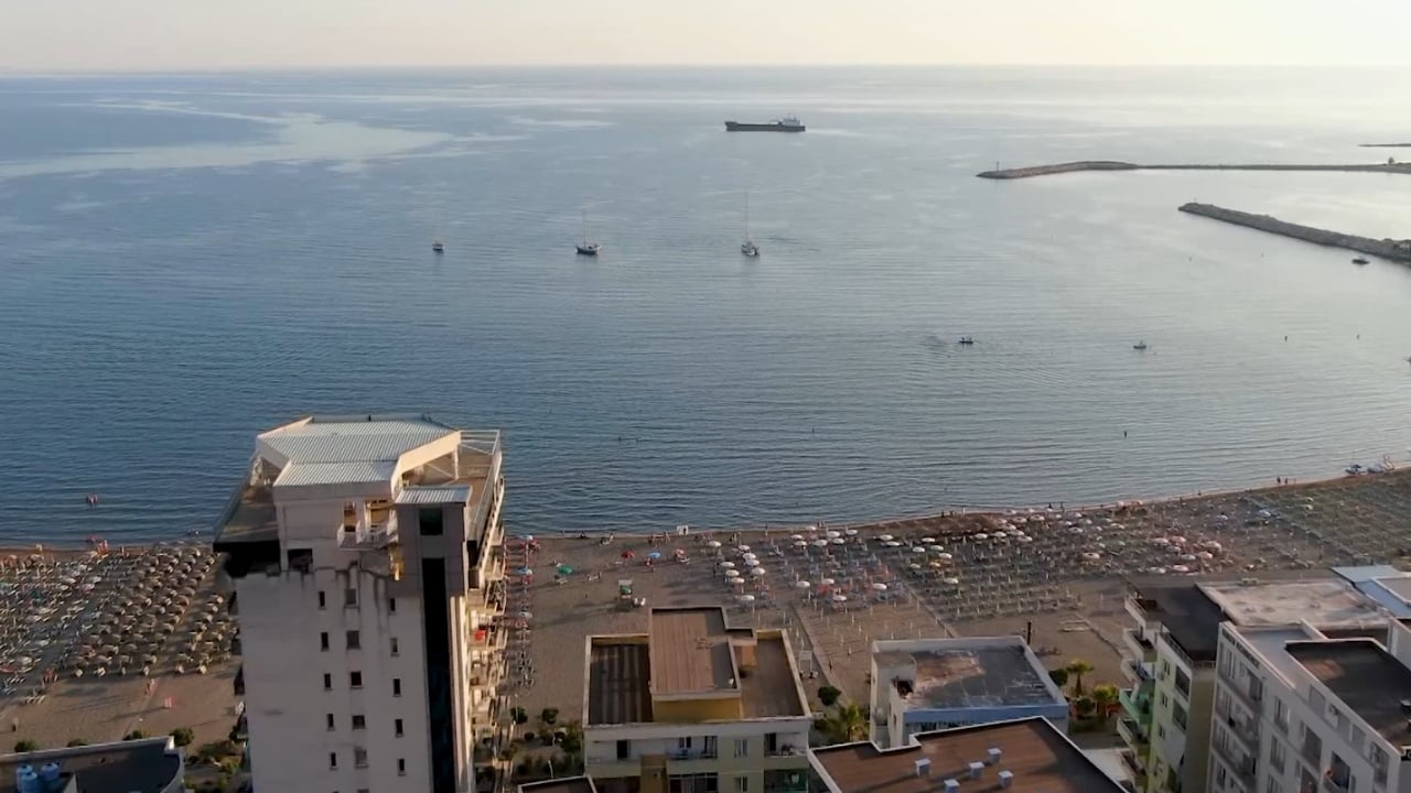 Plazhi i të gjithëve! Çmimet e arsyeshme shndërrojnë Shëngjinin në destinacionin e preferuar për shumë familje